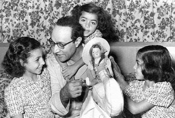 صورة نادرة للموسيقار محمد عبد الوهاب مع أبنائه